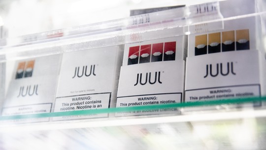 Cigarros eletrônicos: FDA revoga proibição de vapes da Juul 