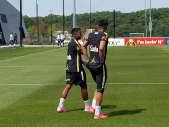Após polêmica, Casemiro e Endrick entram juntos no gramado para treino da seleção brasileira