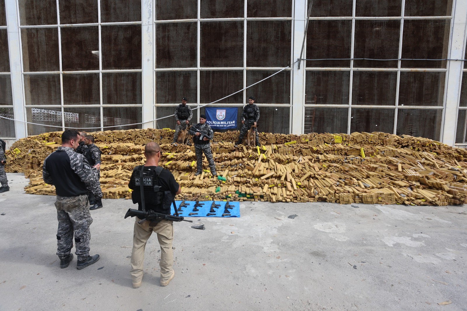 De acordo com a PM, a droga estava escondida em um bunker improvisado no terraço de uma fábrica dentro da comunidade — Foto: Fabiano Rocha / Agência O Globo