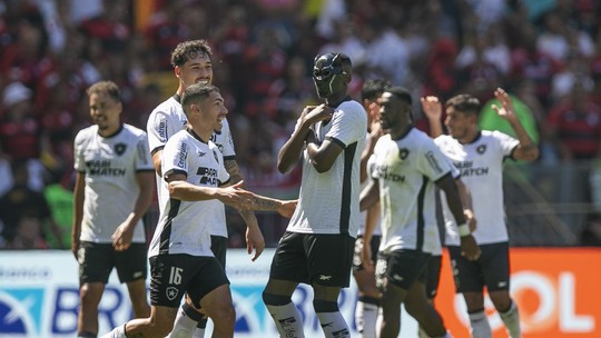 Botafogo faz segundo tempo fatal e vence Flamengo no Maracanã, com gols de Luiz Henrique e Savarino