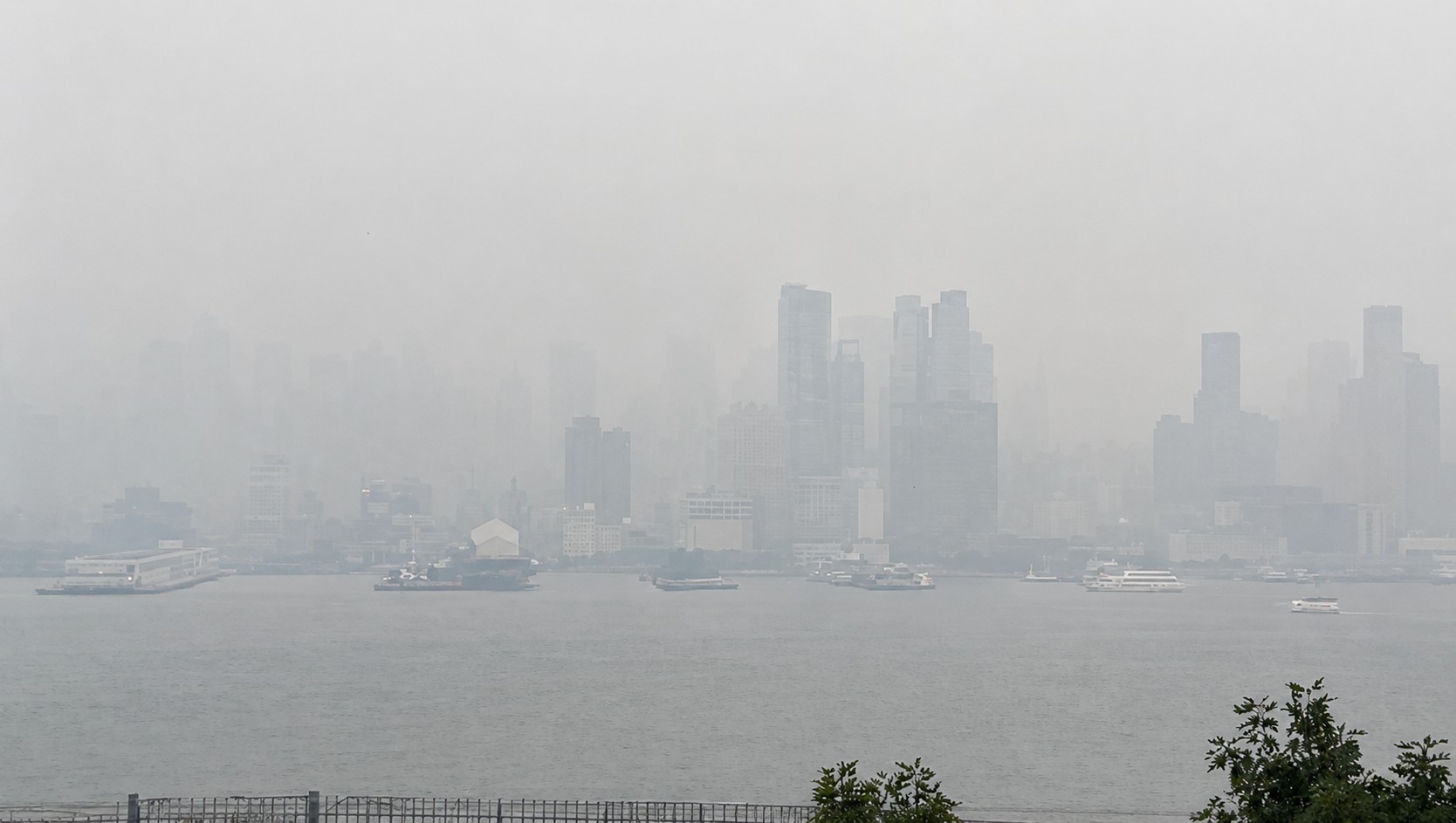 Fumaça de incêndios no Canadá equivale a 10 cigarros por dia em NY