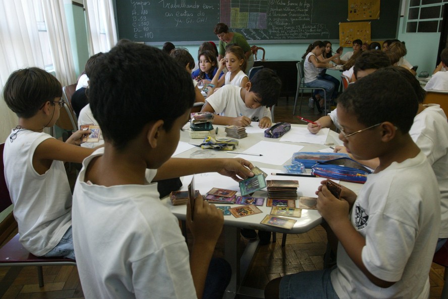 Crianças jogando 'Yu-Gi-Oh' numa escola do Rio, em 2003