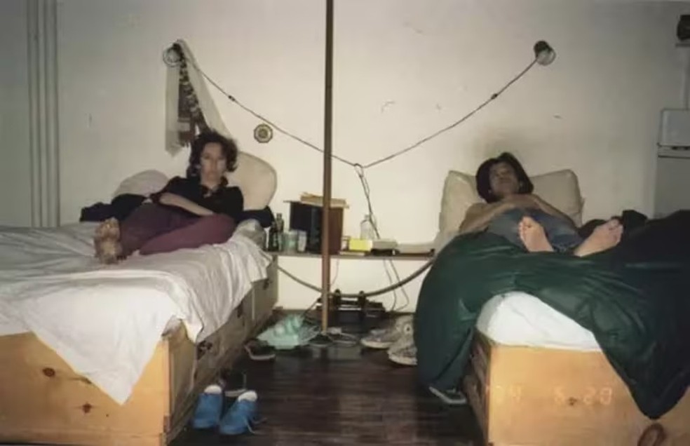 Linda Montano and Tehching Hsieh's living conditions were not ideal. — Photo: Reproduction/Tehching Hsieh