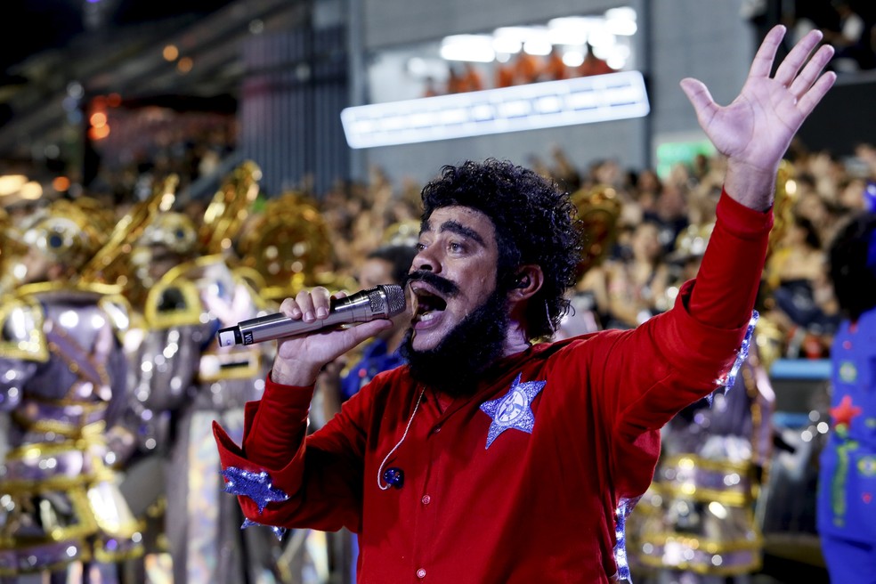 Emerson Dias, intérprete oficial da Acadêmicos de Niterói, em desfile em homenagem a Lula na Sapucaí — Foto: Marcelo Theobald/Agência O Globo