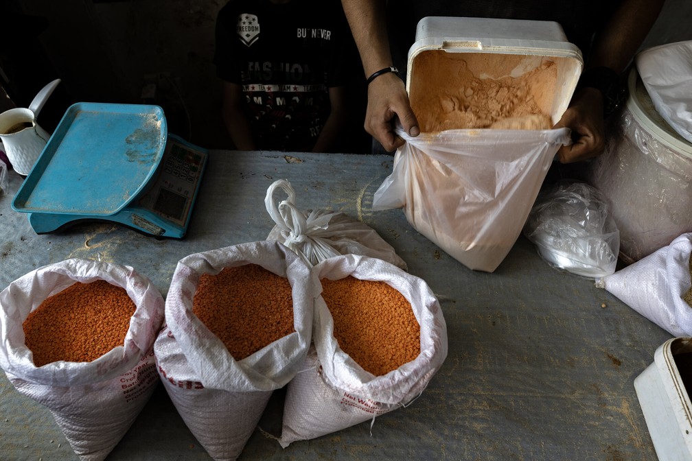 Palestinos moem macarrão para fabricar farinha e fazer pães — Foto: Saher Alghorra / The New York Times