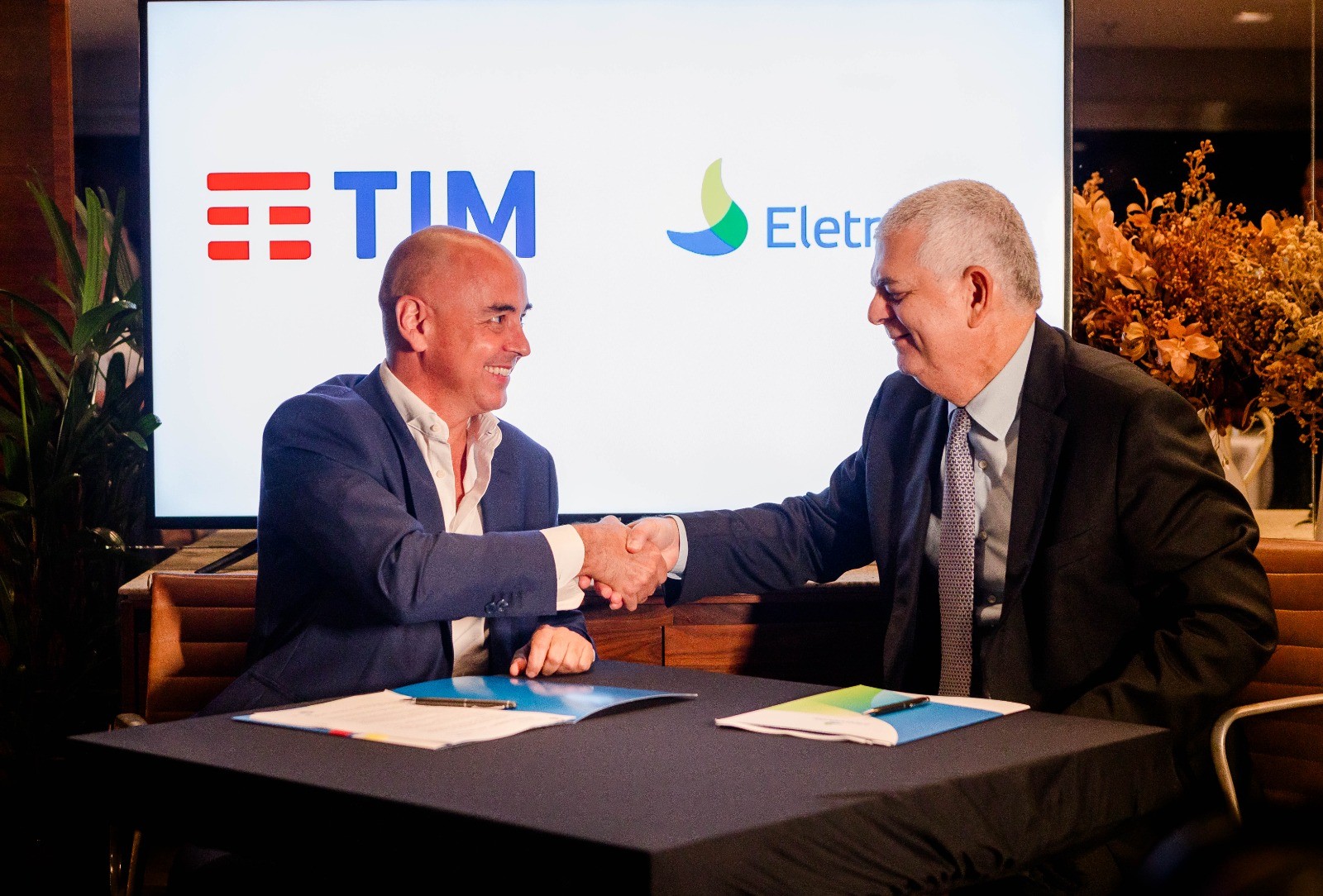 TIM vai vender energia no mercado livre em parceria com Eletrobras