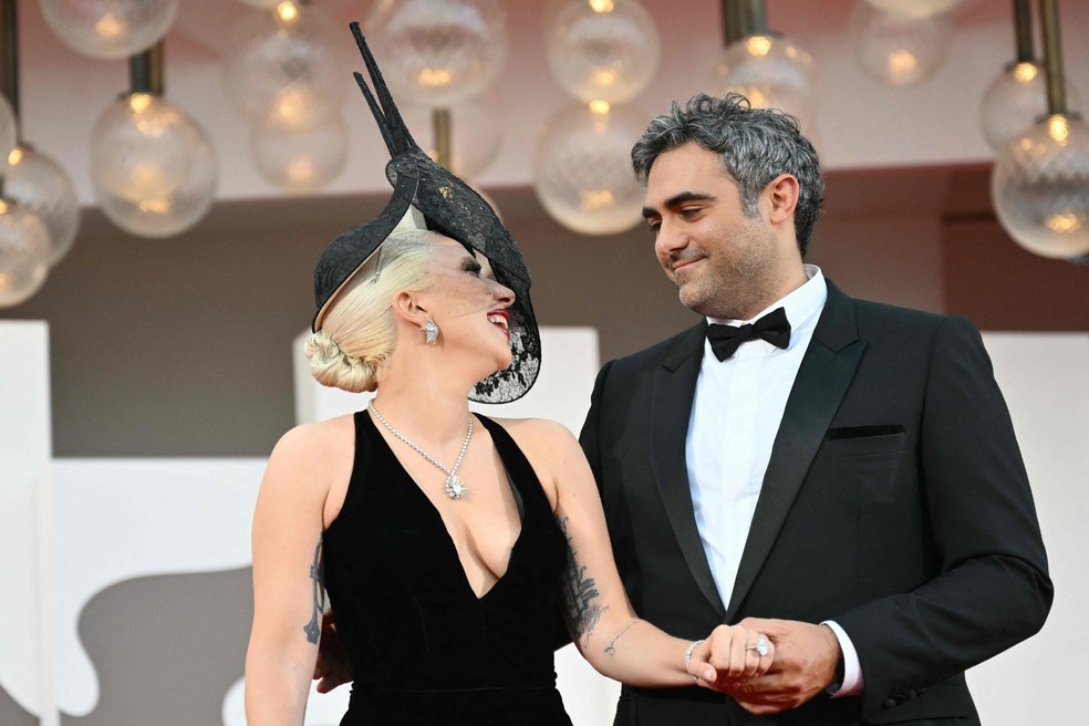 Lady Gaga surge com noivo em tapete vermelho do Festival de Veneza após ...