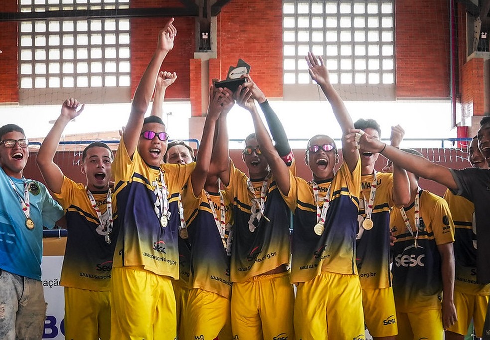 Alunos do Ciep Astrogildo Pereira, de Saquarema, foram os campeões na categoria sub-18 masculina no futsal — Foto: Joilson Marcone