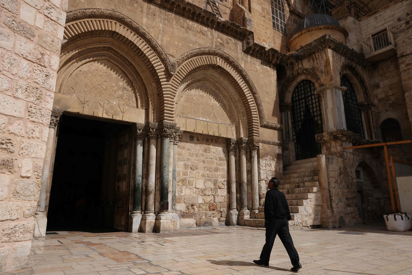 Homem caminha pela Igreja do Santo Sepulcro, na Antiga Jerusalém — Foto: Ahmad Gharabli/AFP