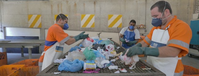 Funcionários da Comlurb fazem triagem do lixo recolhido, no Centro de Pesquisa da companhia. Objetivo é compreender como o isolamento social mudou a rotina e, consequentemente, os hábitos dos cariocasDivulgação