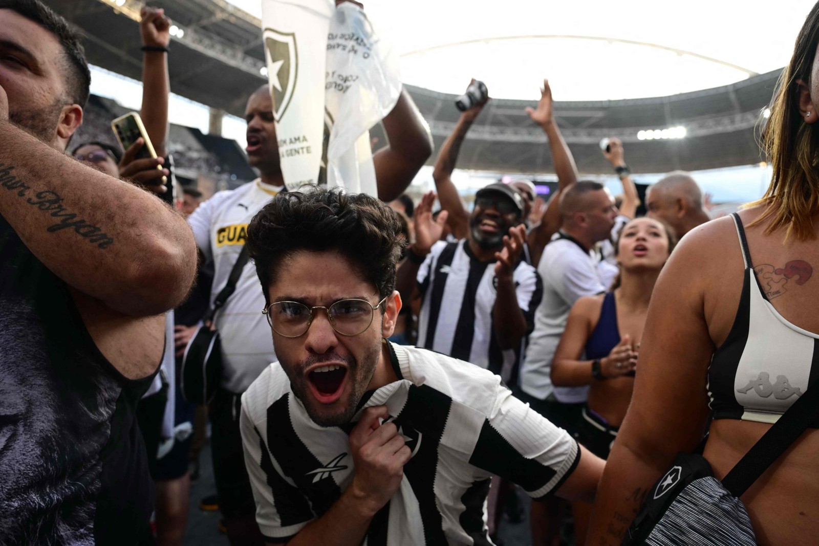 Torcedores comemoram o segundo gol do Botafogo no Nilton Santos — Foto: Pablo PORCIUNCULA / AFP