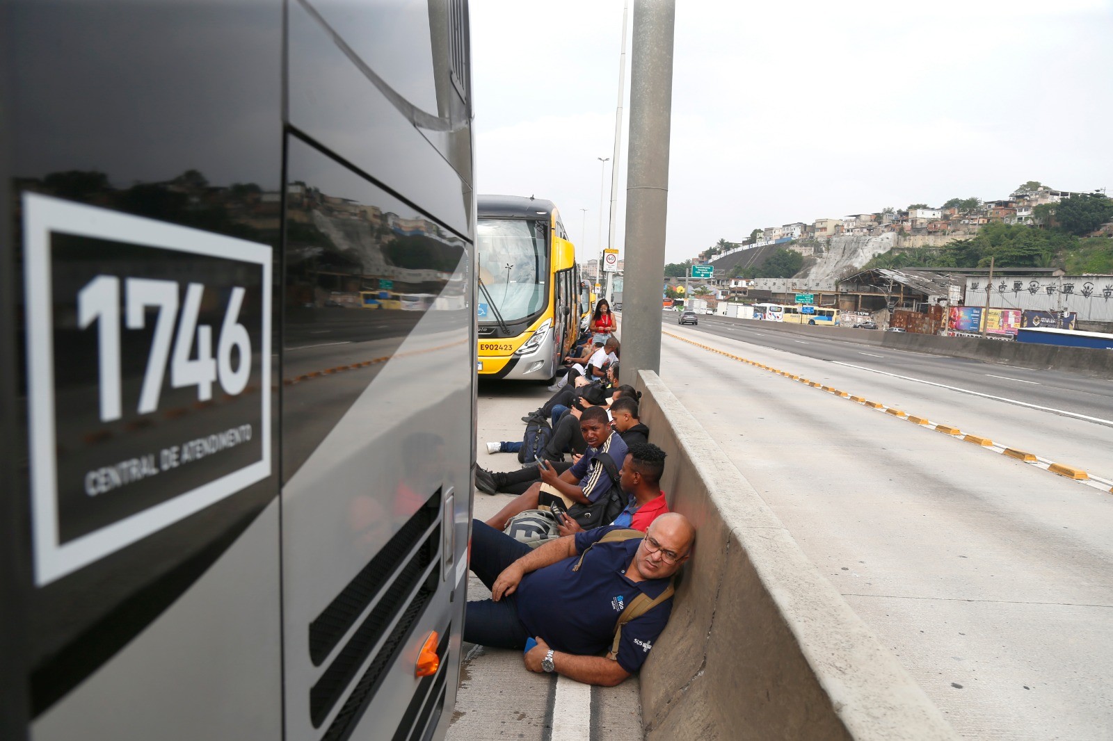 Passageiros e motoristas tentam se proteger durante intenso tiroteio em favelas do Complexo de Israel, próximo à Avenida Brasil — Foto: Fabiano Rocha / Agência O Globo