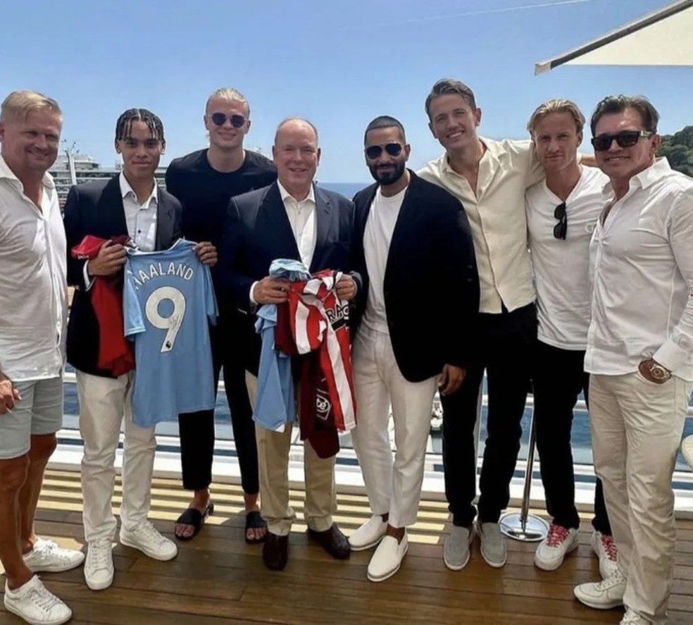 Haarland presenteou o príncipe de Mônaco com uma camisa do Manchester City  — Foto: Reprodução