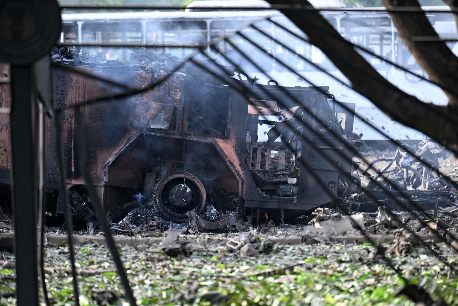Caminhão destruído na base aérea de La Carlota, em Caracas — Foto: Juan BARRETO / AFP