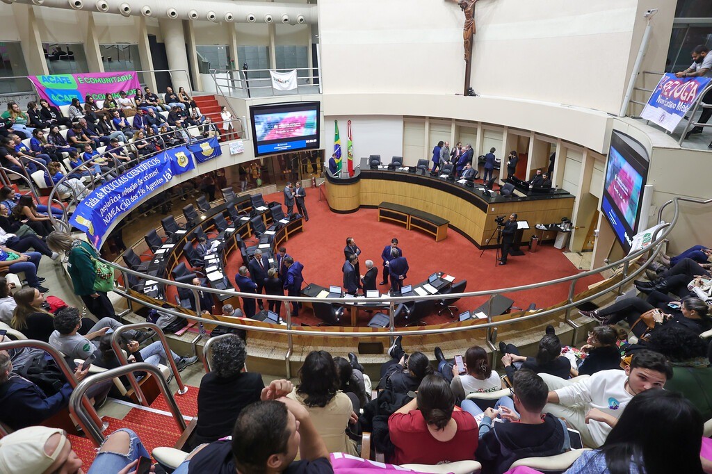 Lei que limita debate de gênero nas escolas de SC vira alvo de ações judiciais