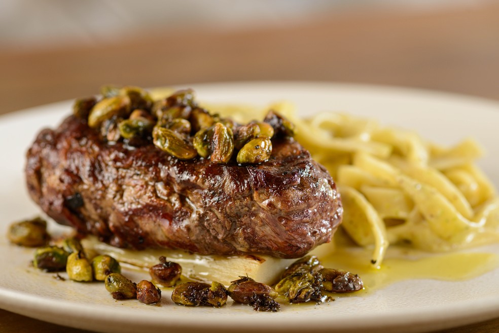 Carmelo: filet mignon com palmito pupunha e fetuccine em molho cremoso de pistache — Foto: Divulgação / Foto de Alexander Landau
