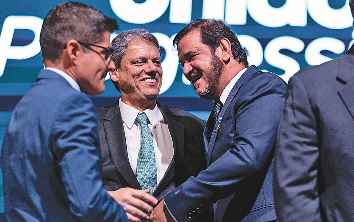 Após Flávio Bolsonaro confirmar pré-candidatura, presidente do União Brasil reclama de ‘polarização em 2026’