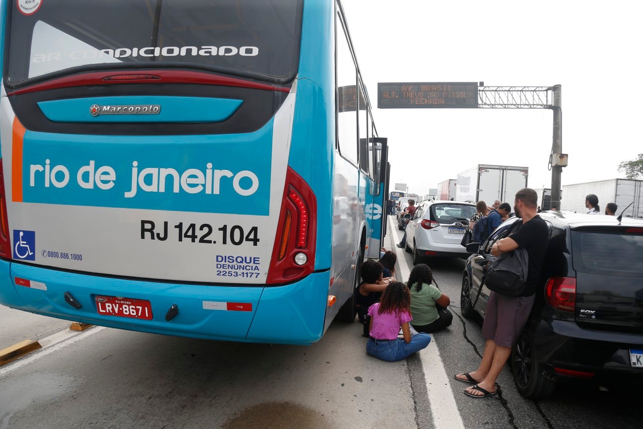 Passageiros saltaram do ônibus por causa do tiroteio — Foto: Fabiano Rocha/Agência O Globo