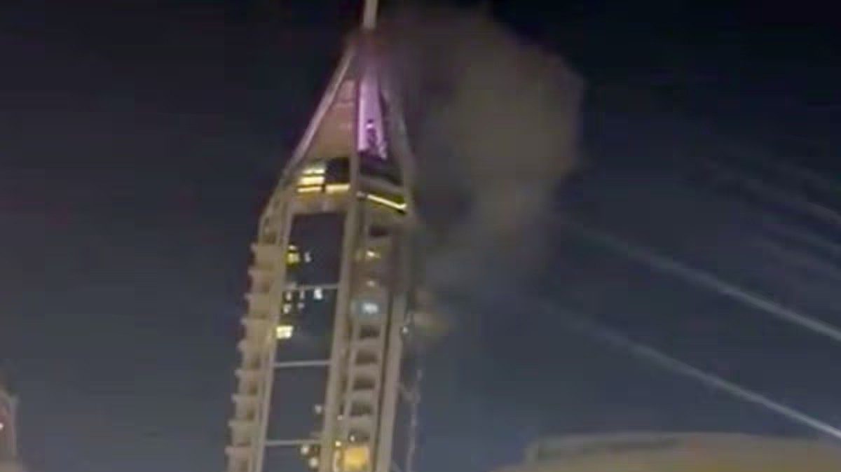Destroços de drones interceptados atingem arranha-céu em Dubai e matam motorista