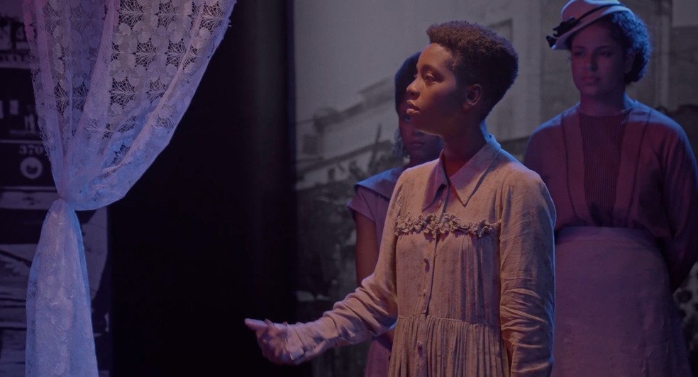 Raquel Martins em cena: moradora  de Quintino Bocaiúva,  ela leva para o filme debates sobre racismo  e a realidade  da periferia — Foto: Divulgação/Taiga Filmes