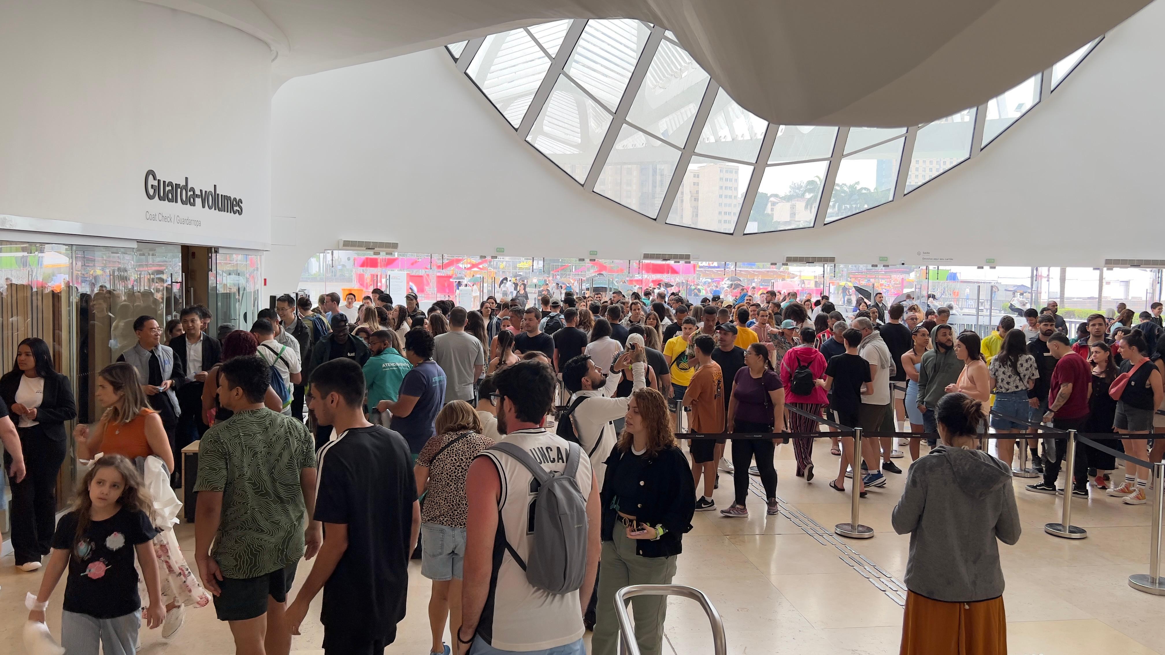 Turistas buscam espaços culturais cobertos em meio à chuva e movimentação atípica da cidade durante o G20 Social