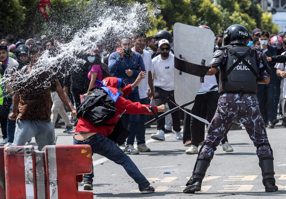 Manifestantes e policiais entraram em confronto na segunda-feira — Foto: PRABIN RANABHAT / AFP