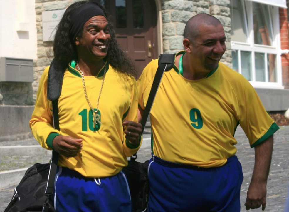 Hélio de la Peña e Bussunda na porta do hotel da seleção na Alemanha, em 2006 — Foto: Ivo Gonzalez/Agência O GLOBO