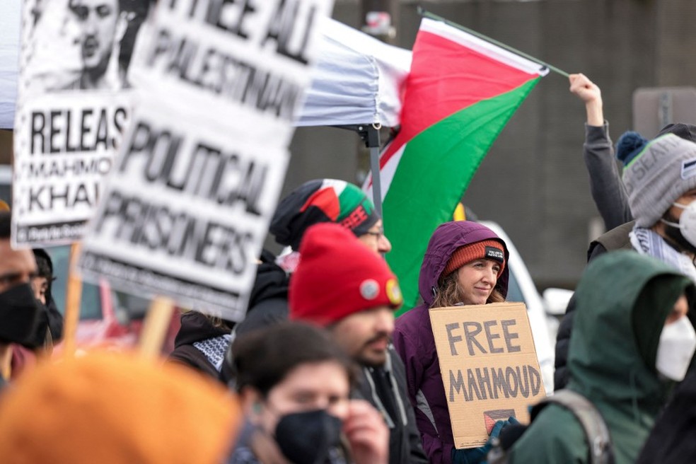 Manifestantes protestam contra a prisão de Mahmoud Khalil em Nova York — Foto: Jason Redmond / AFP