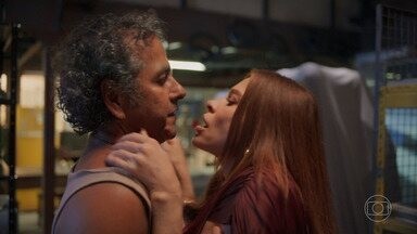 'Três Graças': Joaquim rouba o dinheiro da estátua e propõe fuga a Arminda