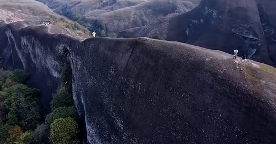 Montanha 'afiada' na China: Youtuber registra caminhada em penhasco ...