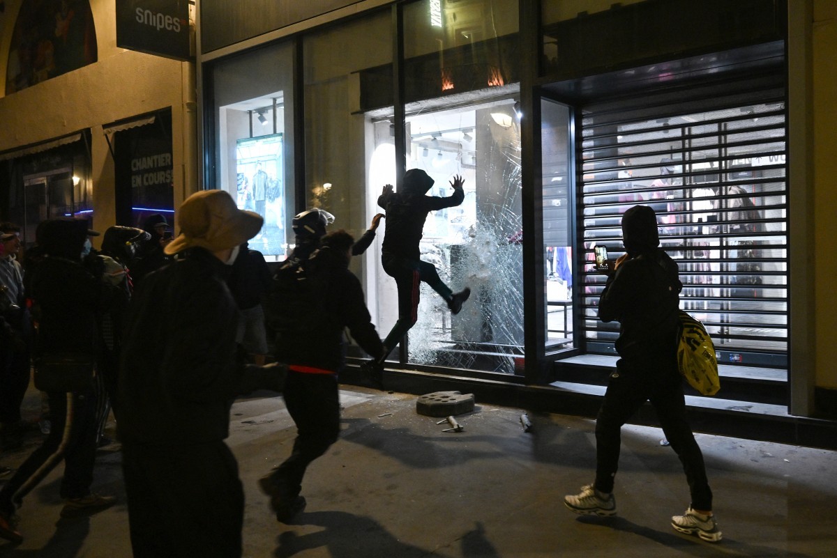 Mais de 350 pessoas são presas em Paris após onda de protestos, e Macron rejeita renúncia de ministro do Interior
