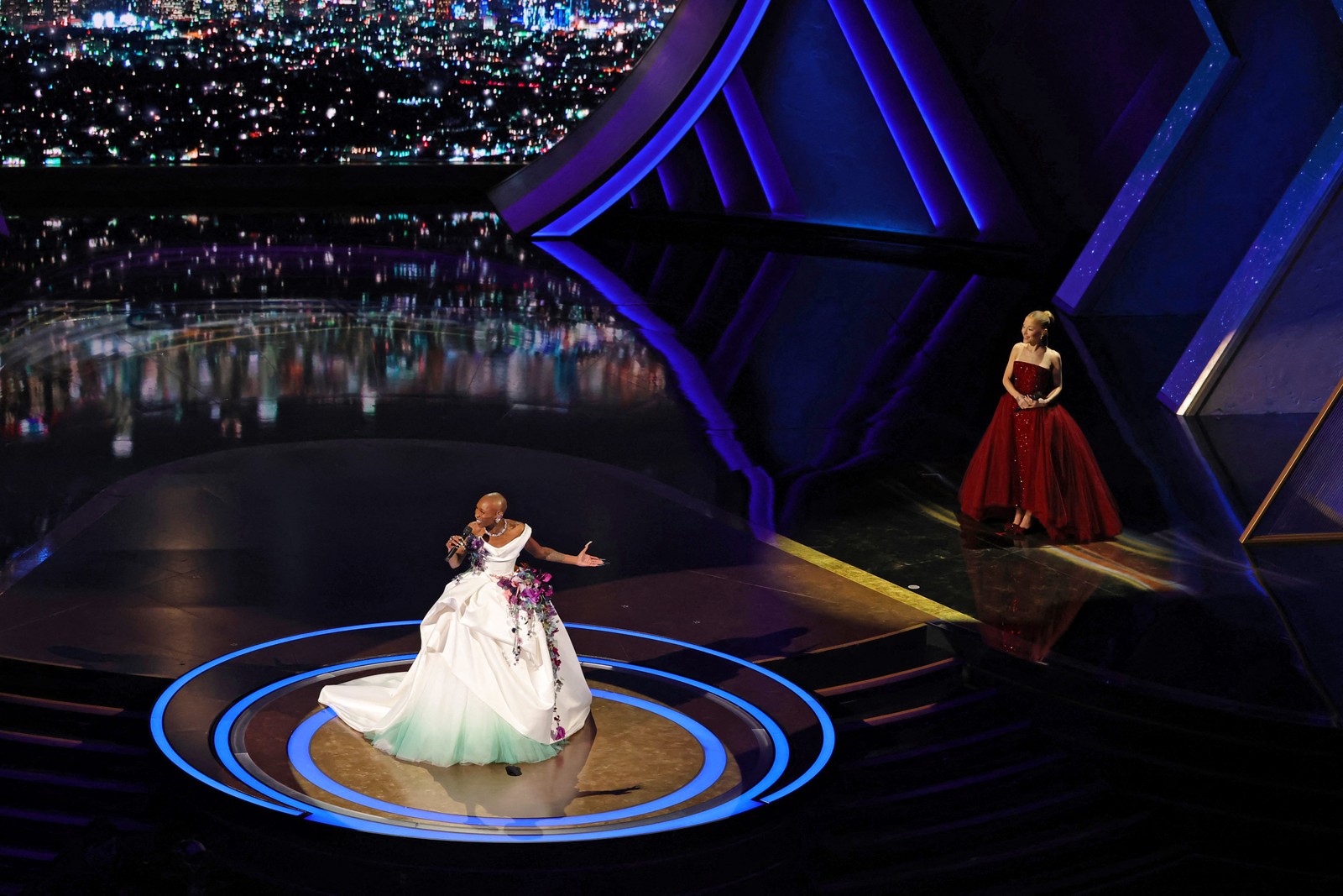 A atriz Erivo e a cantora Ariana Grande se apresentam no palco do Oscar — Foto: Patrick T. Fallon/AFP