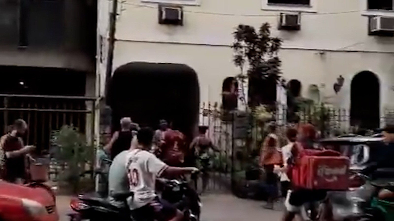 Em Niterói, homem joga dinheiro pela janela e causa tumulto; vídeo