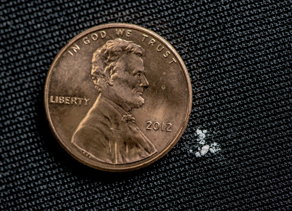Quantidade considerada letal de fentanil ao lado de uma moeda, segundo a Administração de Repressão às Drogas dos EUA. — Foto: Administração de Repressão às Drogas dos EUA