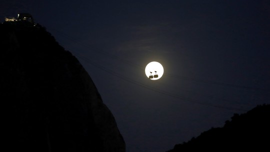 Lua Rosa é vista nos céus do Rio; budistas comemoram data sagrada de Vesak 