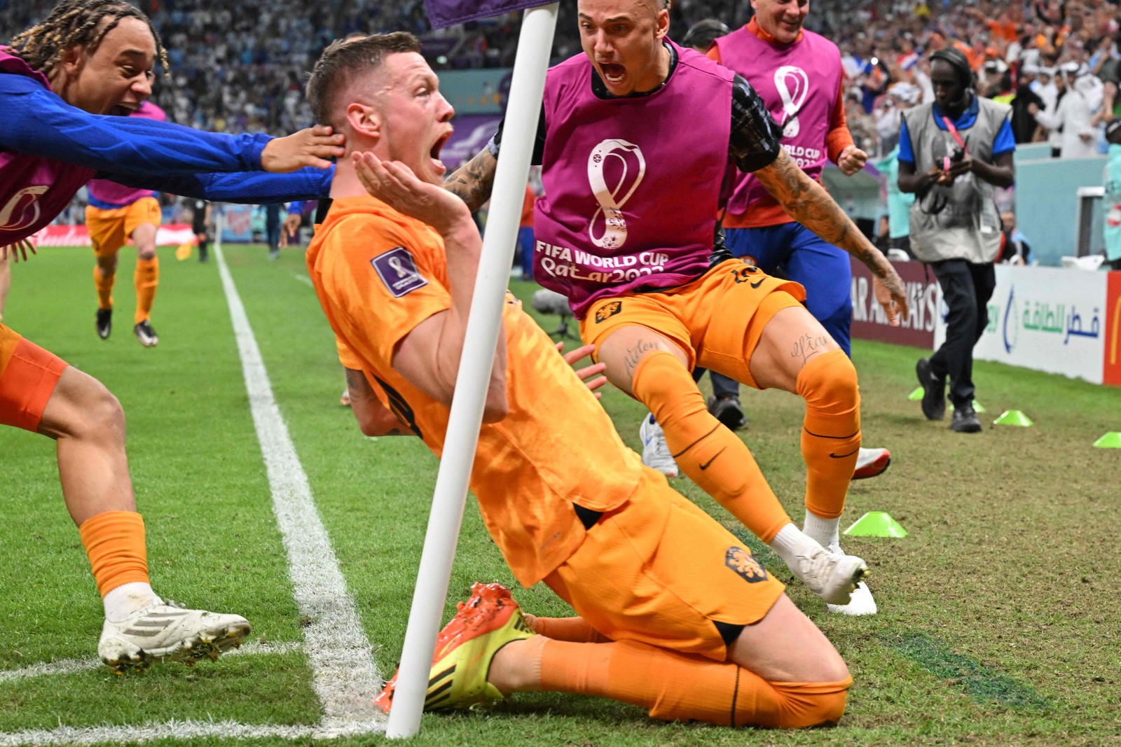Wout Weghorst comemora ao empatar para a Holanda aos 10 minutos dos acréscimos do segundo tempo  — Foto: Alberto PIZZOLI / AFP