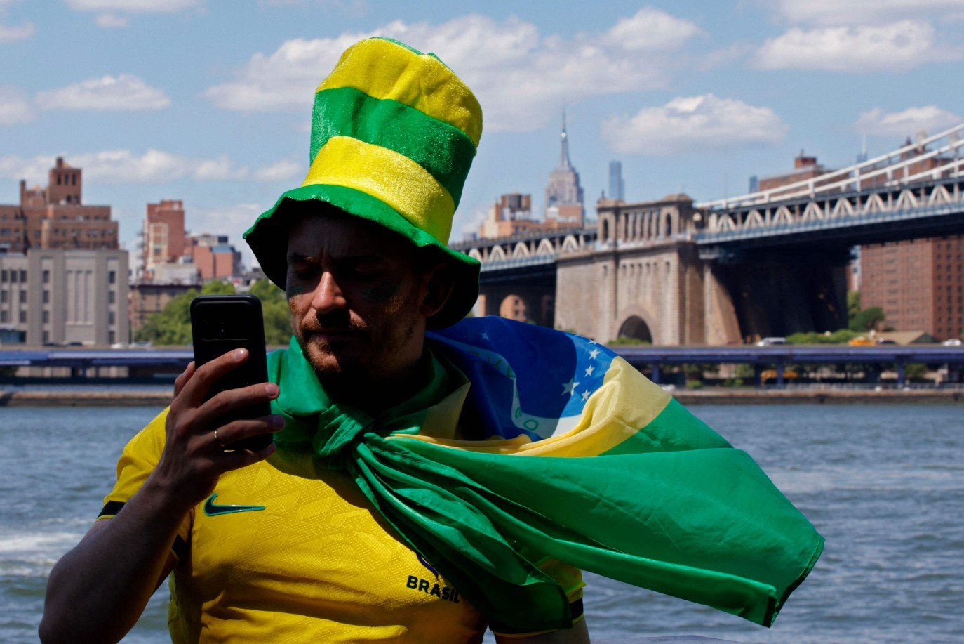 Golpes digitais aumentam durante a Copa do Mundo: veja como se proteger para não fazer gol contra