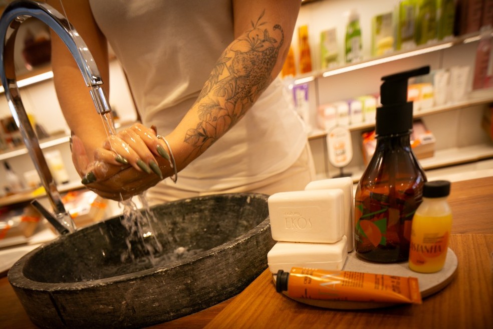 Pia para clientes experimentarem produtos em loja da Natura — Foto: Gustavo Azeredo / Agência O GLOBO