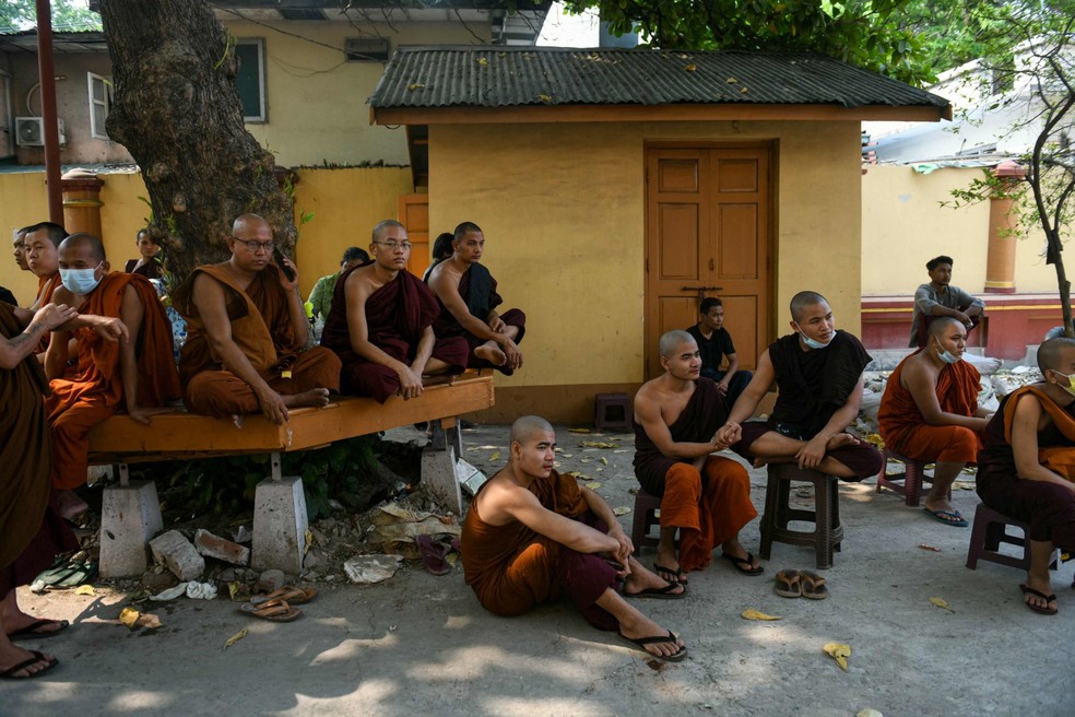 Equipes de resgate em Mianmar tentam encontrar sobreviventes após desabamento em templo budista durante terremoto, na cidade de Mandalay — Foto: Sai Aung Main / AFP