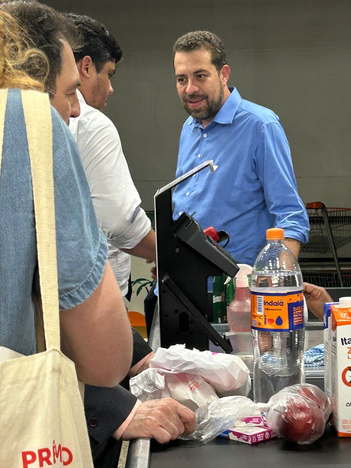 Em sessão esvaziada, Boulos marca presença e vai ao mercado fazer compras