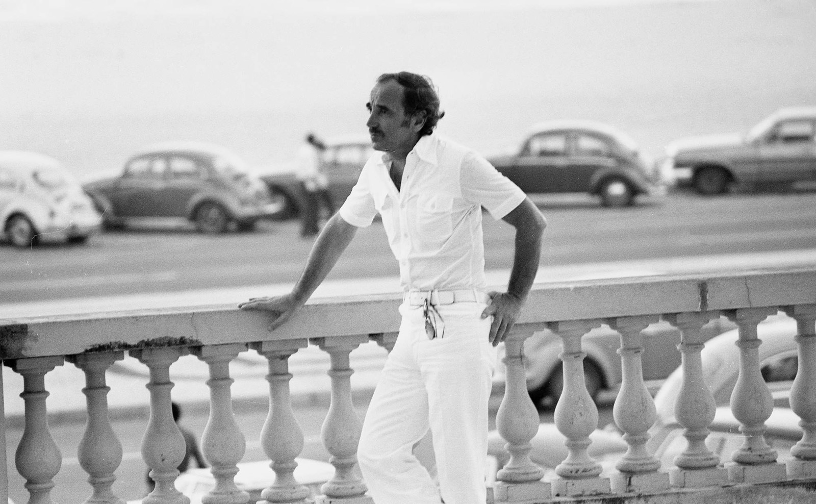 O cantor francês, Charles Aznavour, na varanda do Hotel Copacabana Palace em 1975 — Foto: Luis Alberto / Agência O Globo