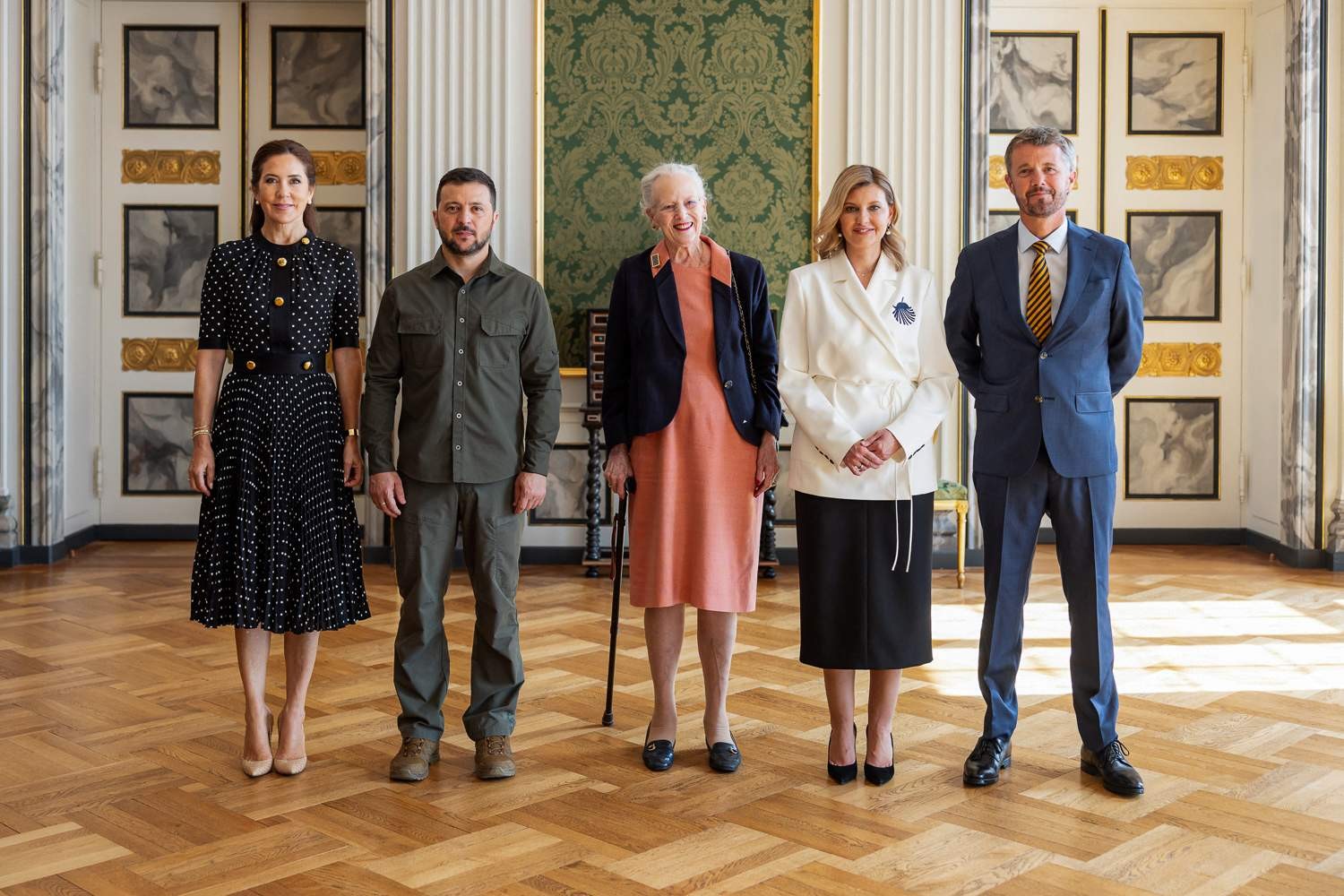 Volodymyr Zelensky é recebido pela rainha Margrethe II da Dinamarca (c), príncipe herdeiro Frederik da Dinamarca (d) e Princesa Mary da Dinamarca (e) no Salão dos Cavaleiros no Castelo de Christiansborg em Copenhague — Foto: Handout / UKRAINIAN PRESIDENTIAL PRESS SERVICE / AFP