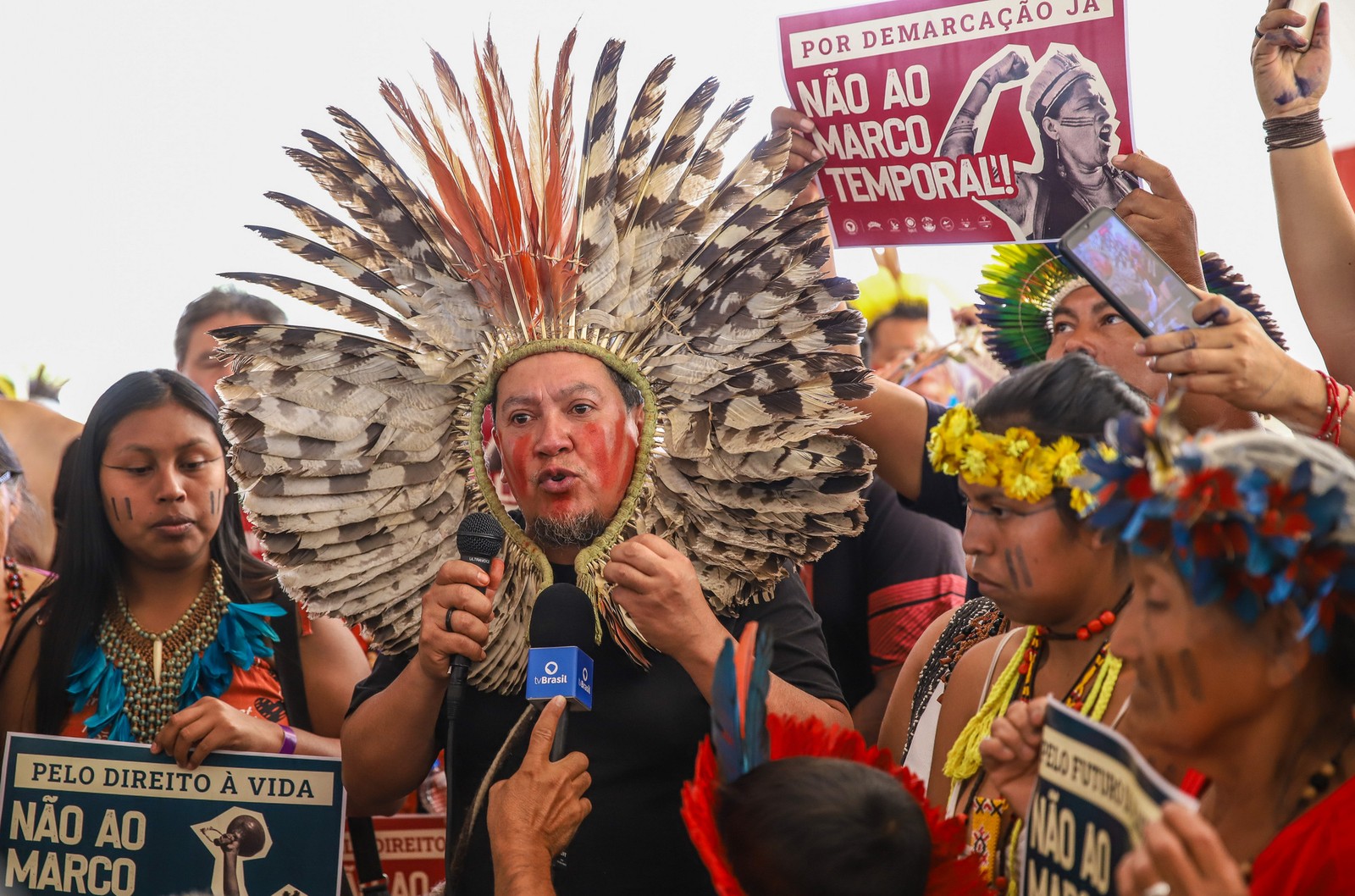 Lideranças indígenas fazem passeata contra marco temporal na Esplanada dos Ministérios. — Foto: Antônio Cruz/Agência Brasil