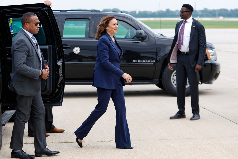 U.S. Vice President Kamala Harris, virtual presidential candidate, before boarding Air Force One in Milwaukee — Photo: AMIL KRZACZYNSKI / AFP