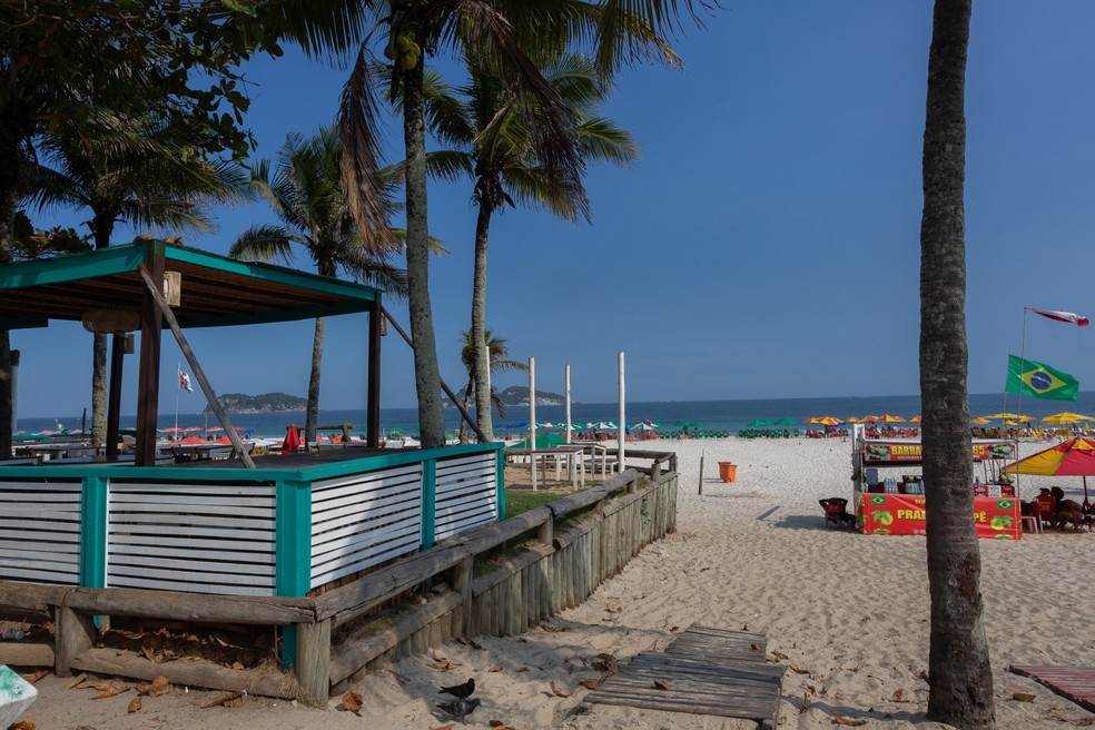 Quiosque do Pepê. Estabelecimento avança com estrutura física sobre a areia — Foto: Júlia Aguiar