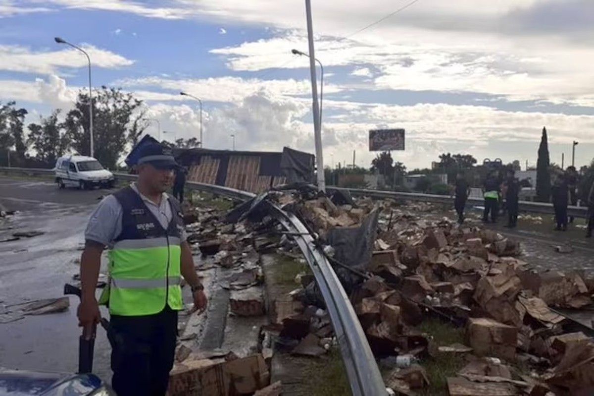 Caminh&atilde;o com garrafas de &oacute;leo capota, popula&ccedil;&atilde;o saqueia e produto come&ccedil;a a ser vendido on-line horas depois, na Argentina