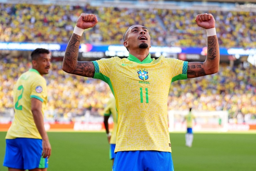 Brasil volta a marcar gol de falta depois de cinco anos