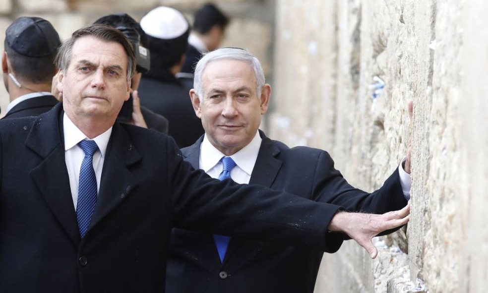 O ex-presidente brasileiro, Jair Bolsonaro, e o primeiro-ministro israelense, Benjamin Netanyahu, tocam o Muro das Lamentações, o local mais sagrado onde os judeus podem orar, na Cidade Velha de Jerusalém, em 1º de abril de 2019. — Foto: MENAHEM KAHANA