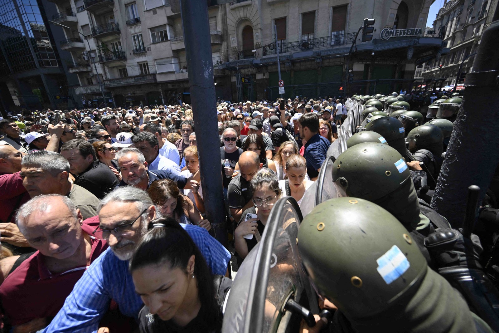 Local está cercado por forças policiais, que fazem parte de uma operação do governo que inclui o uso de caminhões hidrantes, veículos de assalto, caminhonetes e motocicletas — Foto: LUIS ROBAYO/AFP