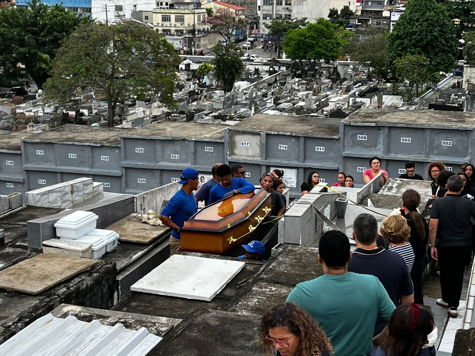 Em clima de comoção, corpos de idosos assassinados são sepultados na Ilha do Governador